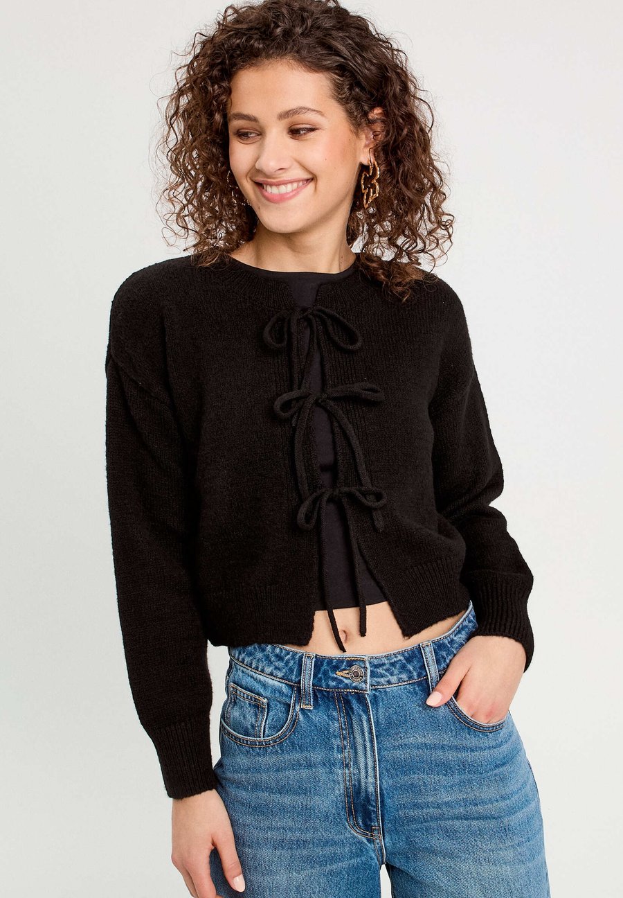 Кардиган Cache Cache LANGÄRMELIGE GEKNOTET, Noir/Black
Кардиган Cache Cache LANGÄRMELIGE GEKNOTET, Noir/Black