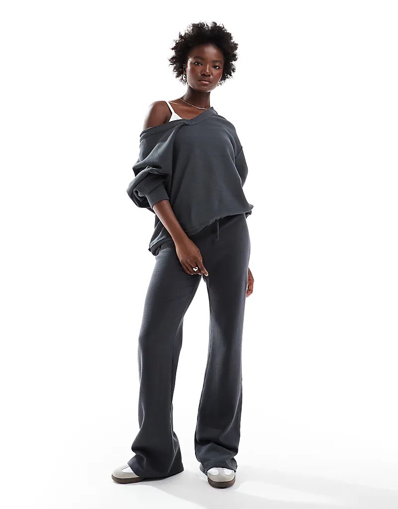 Расклешенные брюки ASOS Design в стираном угольном цвете с вафельной текстурой, коорд.
Расклешенные брюки ASOS Design в стираном угольном цвете с вафельной текстурой, коорд.