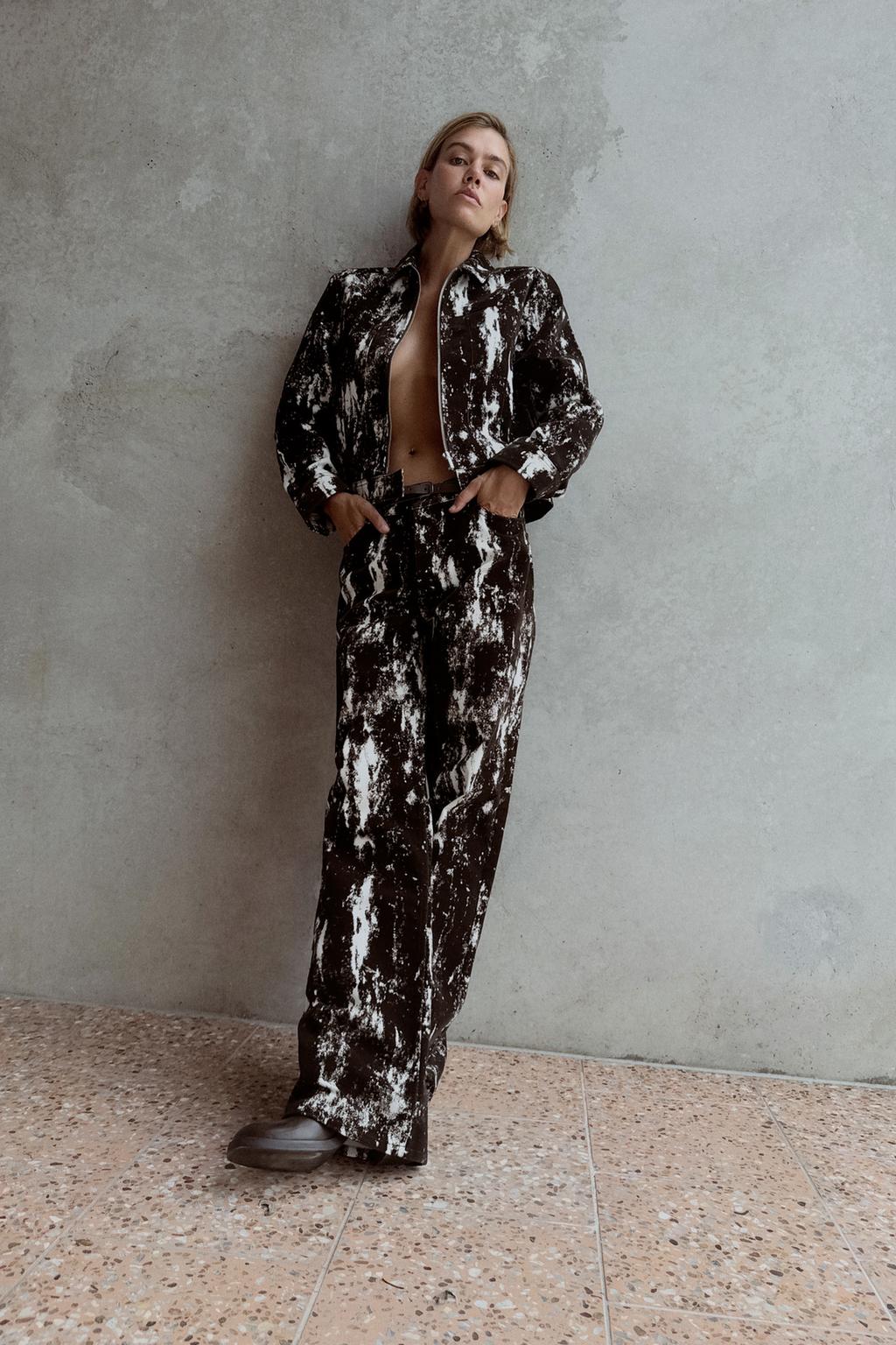 Джинсы с поясом и флокированным животным принтом z1975 с высокой талией ZARA, цвет brown/white
Джинсы с поясом и флокированным животным принтом z1975 с высокой талией ZARA, цвет brown/white