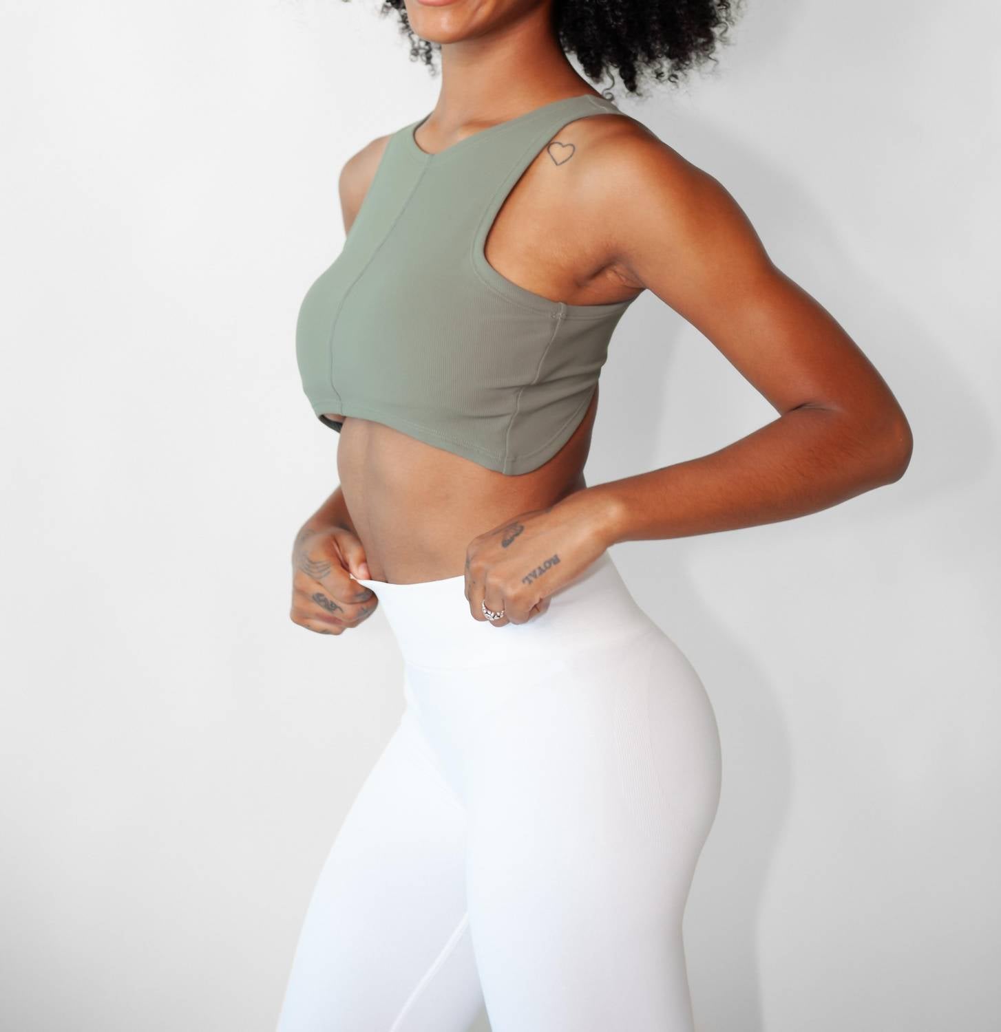 Спортивный бюстгальтер оливкового цвета KnotWTR 
Спортивный бюстгальтер оливкового цвета KnotWTR