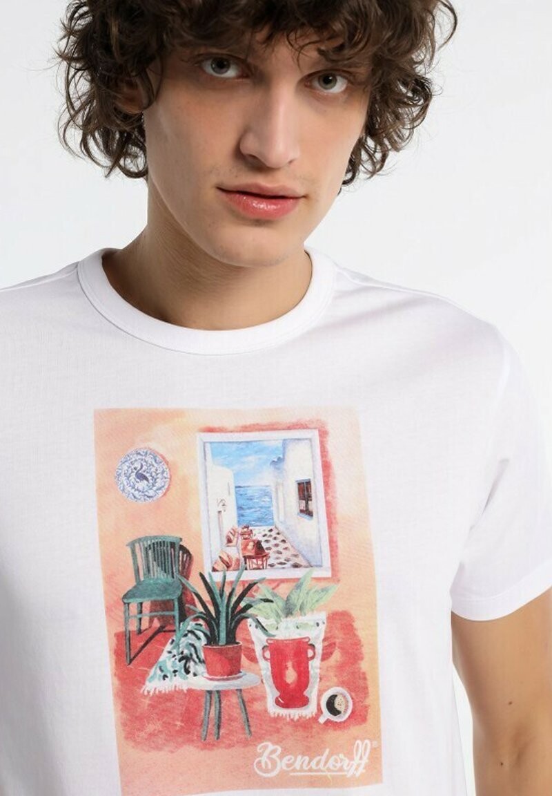 Футболка с принтом MIT KURZEN ARMELN UND GRAFIK AUF DER BRUST BENDORFF, белый 
Футболка с принтом MIT KURZEN ARMELN UND GRAFIK AUF DER BRUST BENDORFF, белый