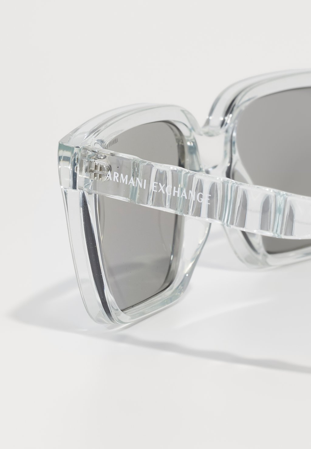 Солнцезащитные очки Armani Exchange, прозрачный
Солнцезащитные очки Armani Exchange, прозрачный