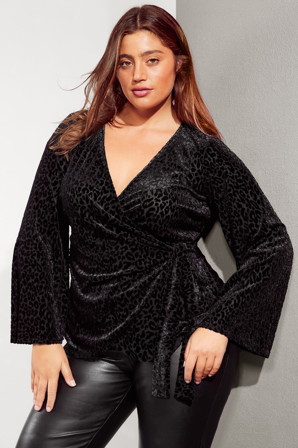 Изогнутый бархатный топ обертка Friends Like These, черный
Изогнутый бархатный топ обертка Friends Like These, черный