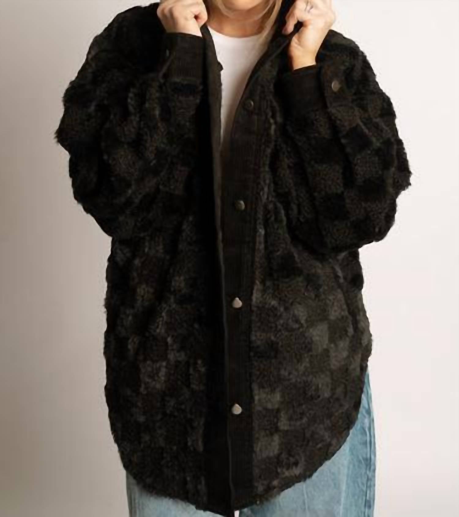 Клетчатая куртка из шерпы большого размера черного цвета BiBi
Клетчатая куртка из шерпы большого размера черного цвета BiBi