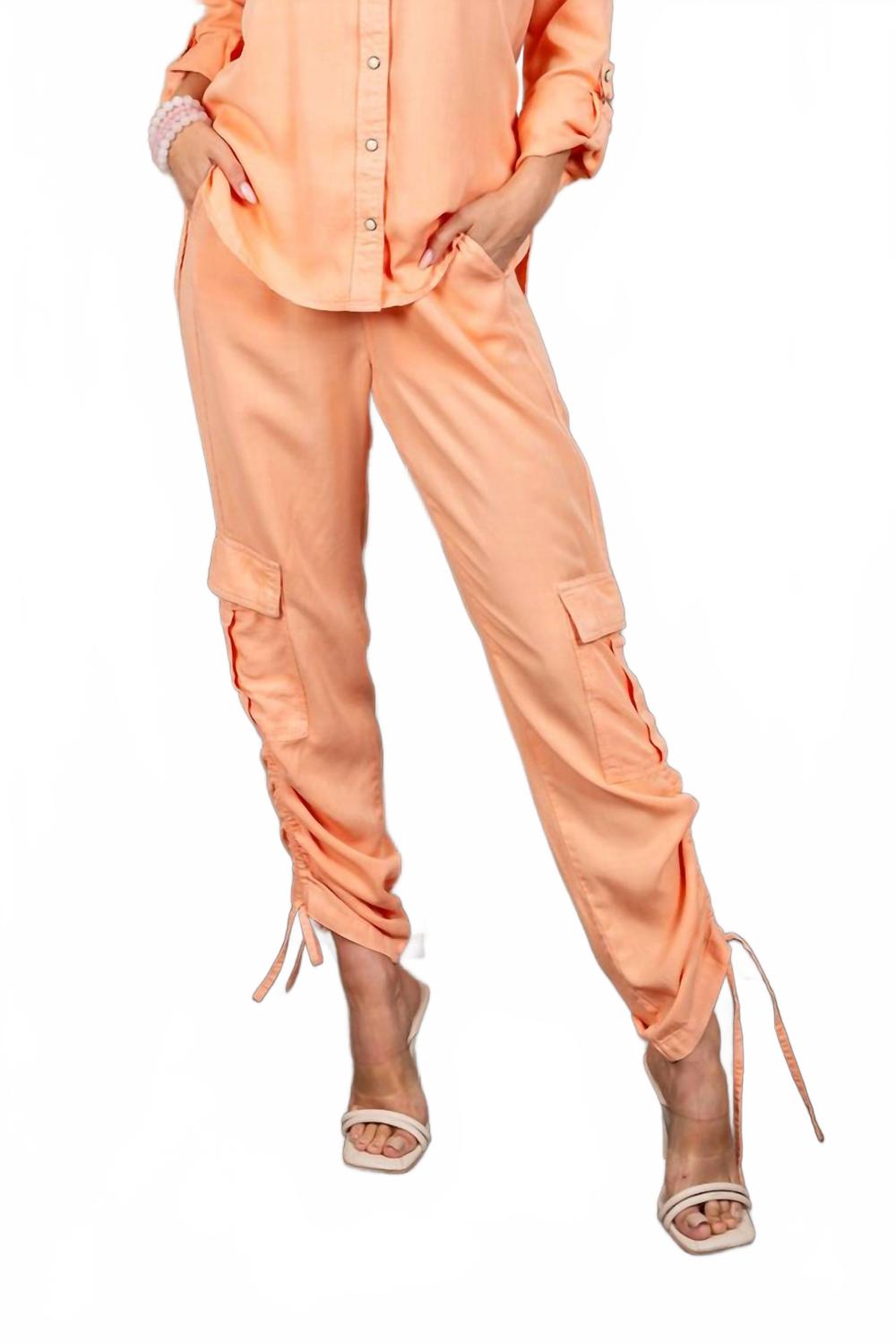 Тенсел слаб карго брюки с затяжкой в абрикосовом цвете PAPARAZZI, Apricot
Тенсел слаб карго брюки с затяжкой в абрикосовом цвете PAPARAZZI, Apricot