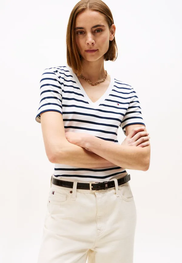 Футболка с v-образным вырезом в рубчик, приталенного кроя, с принтом. Tommy Hilfiger, Breton/Ecu/Dark Night Navy, Синий, Футболка с v-образным вырезом в рубчик, приталенного кроя, с принтом. Tommy Hilfiger, Breton/Ecu/Dark Night Navy
Футболка с v-образным вырезом в рубчик, приталенного кроя, с принтом. Tommy Hilfiger, Breton/Ecu/Dark Night Navy, Синий, Футболка с v-образным вырезом в рубчик, приталенного кроя, с принтом. Tommy Hilfiger, Breton/Ecu/Dark Night Navy