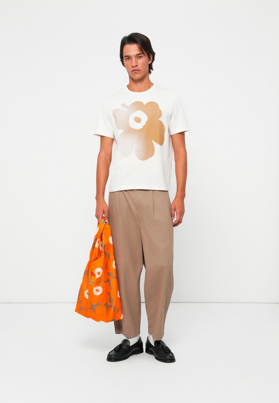 Футболка Marimekko ERNA PLACEMENT UNISEX, Off White/Beige/White
Футболка Marimekko ERNA PLACEMENT UNISEX, Off White/Beige/White