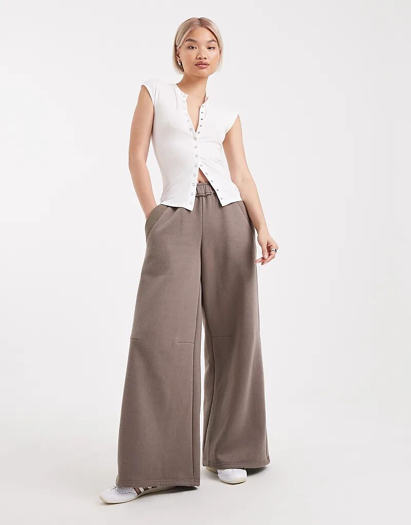 Спортивные брюки Edikted Kori oversize коричневого цвета
Спортивные брюки Edikted Kori oversize коричневого цвета