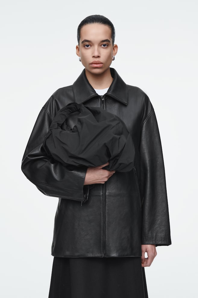 Сумка-Тоут Cloud, маленькая Cos, черный
Сумка-Тоут Cloud, маленькая Cos, черный