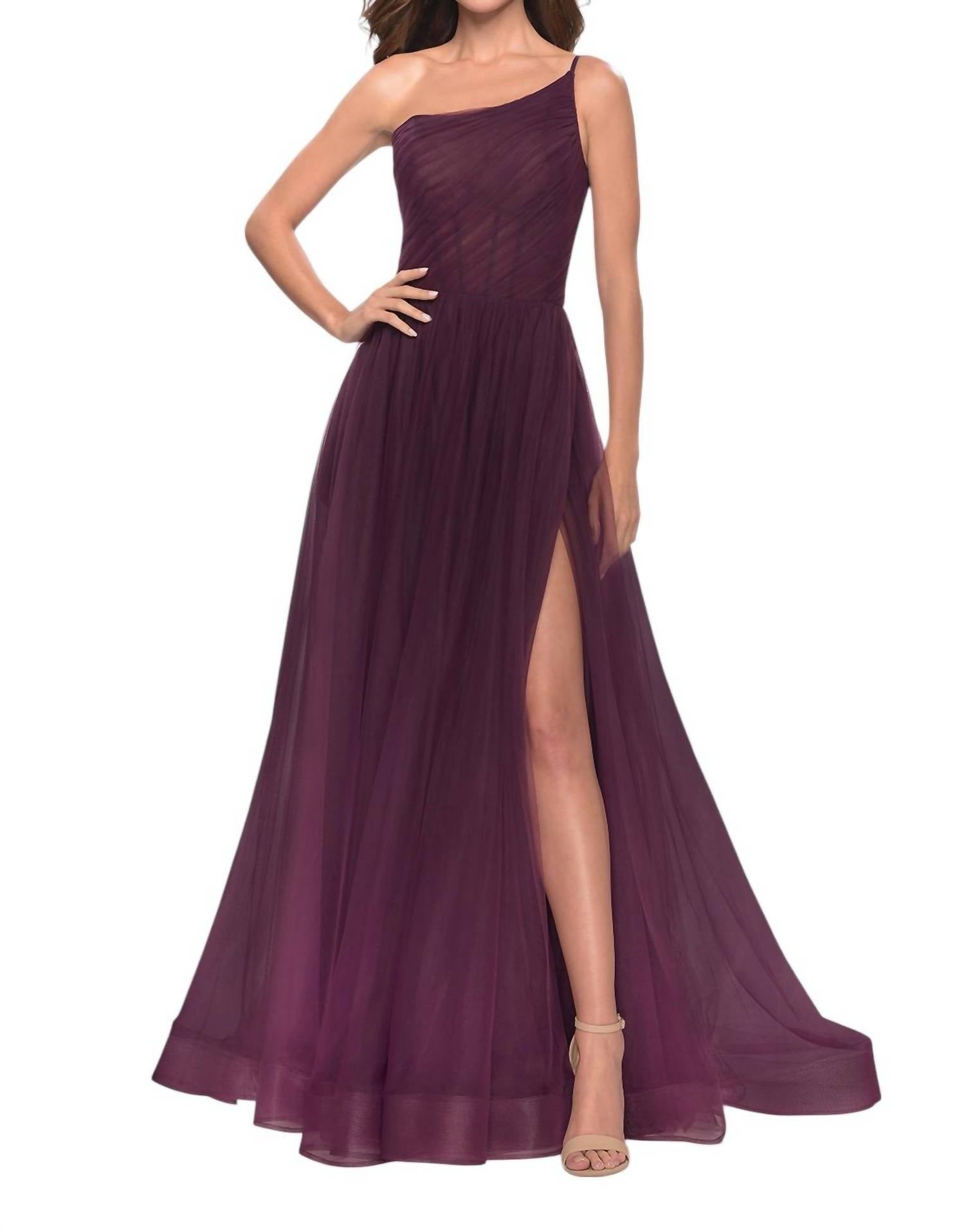 Темно-бордовое вечернее платье с одним плечом из тюля La Femme 
Темно-бордовое вечернее платье с одним плечом из тюля La Femme