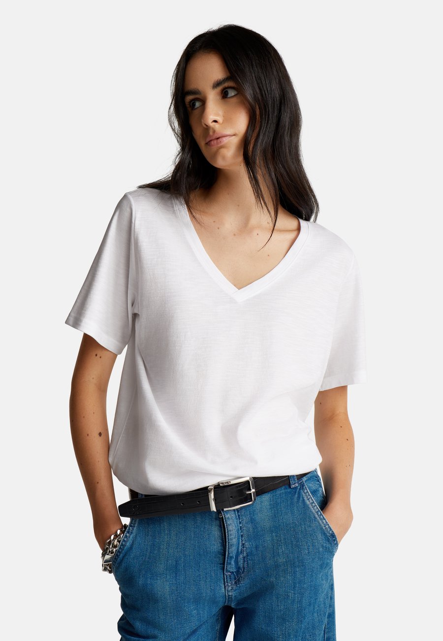 Футболка United Colors of Benetton V-NECK IN SLUB, White
Футболка United Colors of Benetton V-NECK IN SLUB, White