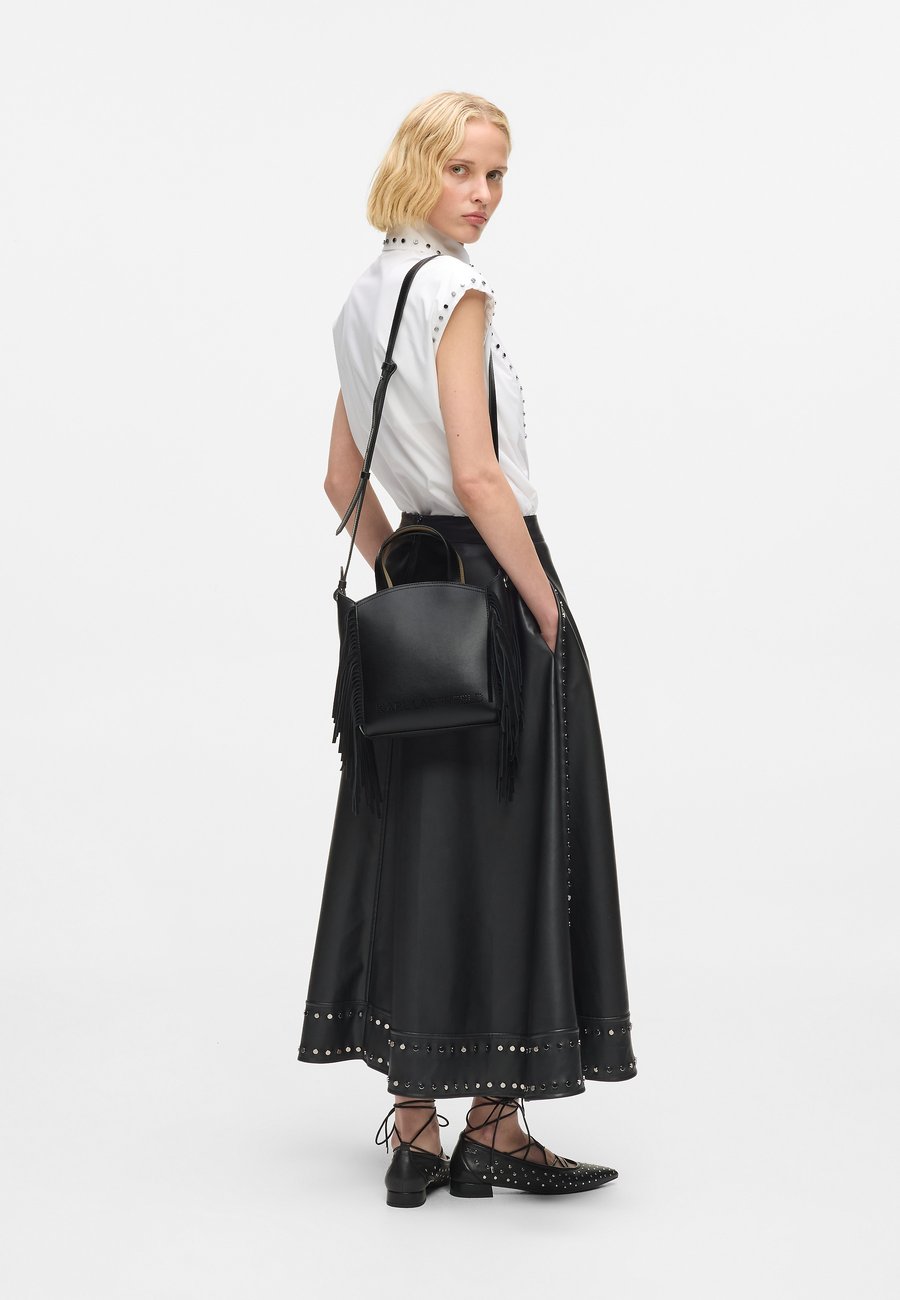 Сумка KARL LAGERFELD CIRCLE TOTE, Black-Nickel/Black
Сумка KARL LAGERFELD CIRCLE TOTE, Black-Nickel/Black