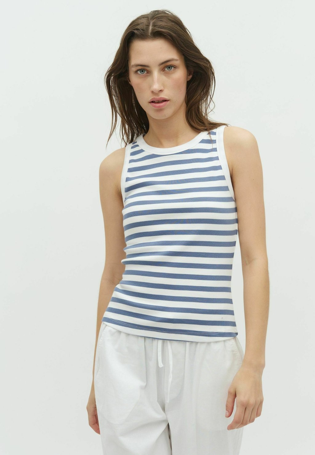 Топ JAXSON-M mbyM, белый
Топ JAXSON-M mbyM, белый