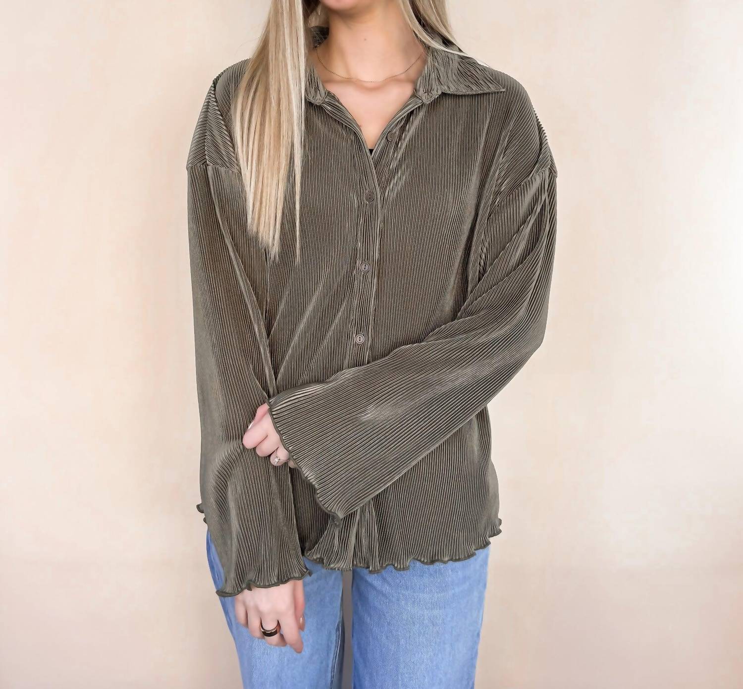 Рубашка плиссе с волнистым краем в оливковом цвете So Me
Рубашка плиссе с волнистым краем в оливковом цвете So Me