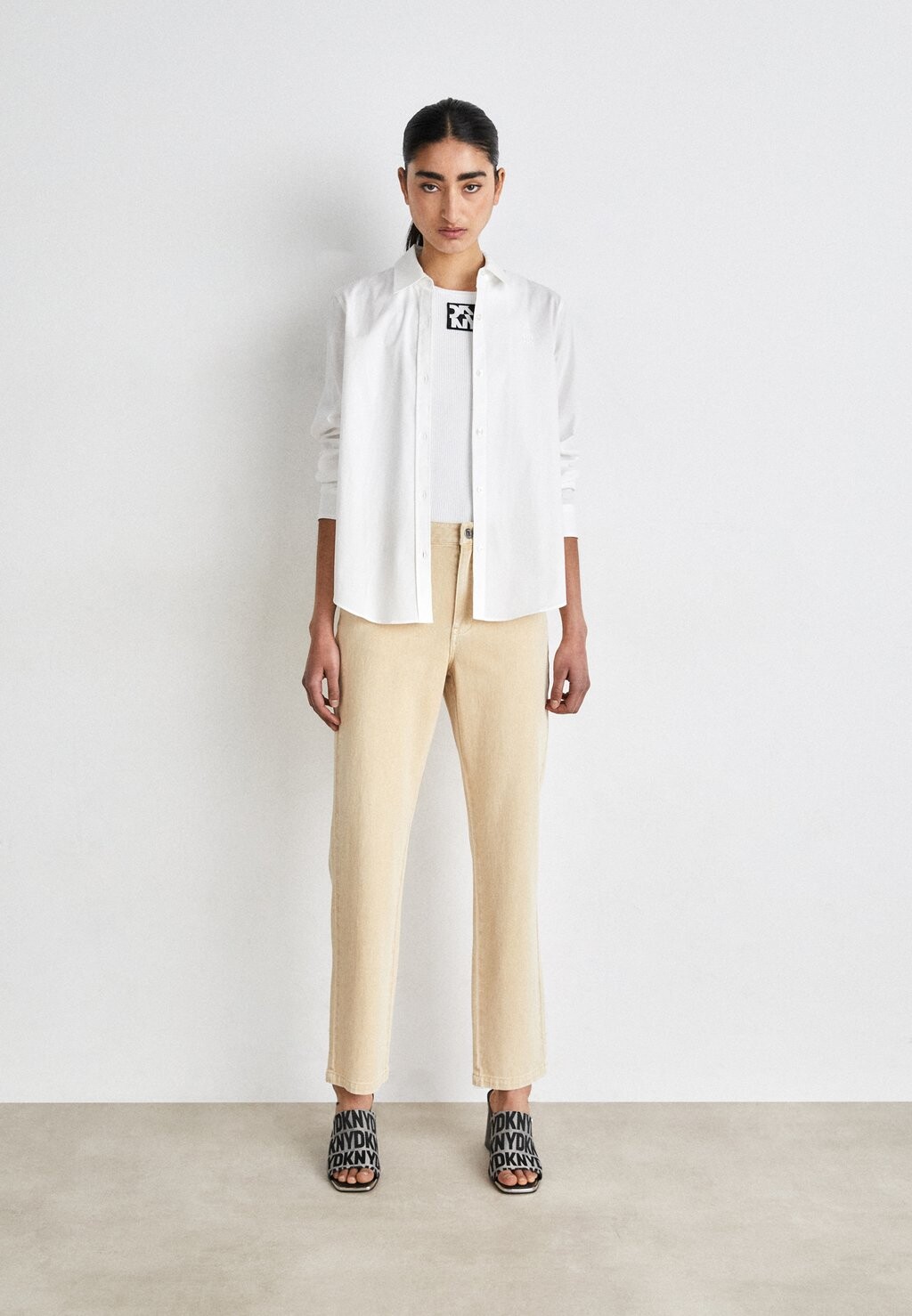 Прямые джинсы Pants With Back Logo Print DKNY, овсяные
Прямые джинсы Pants With Back Logo Print DKNY, овсяные