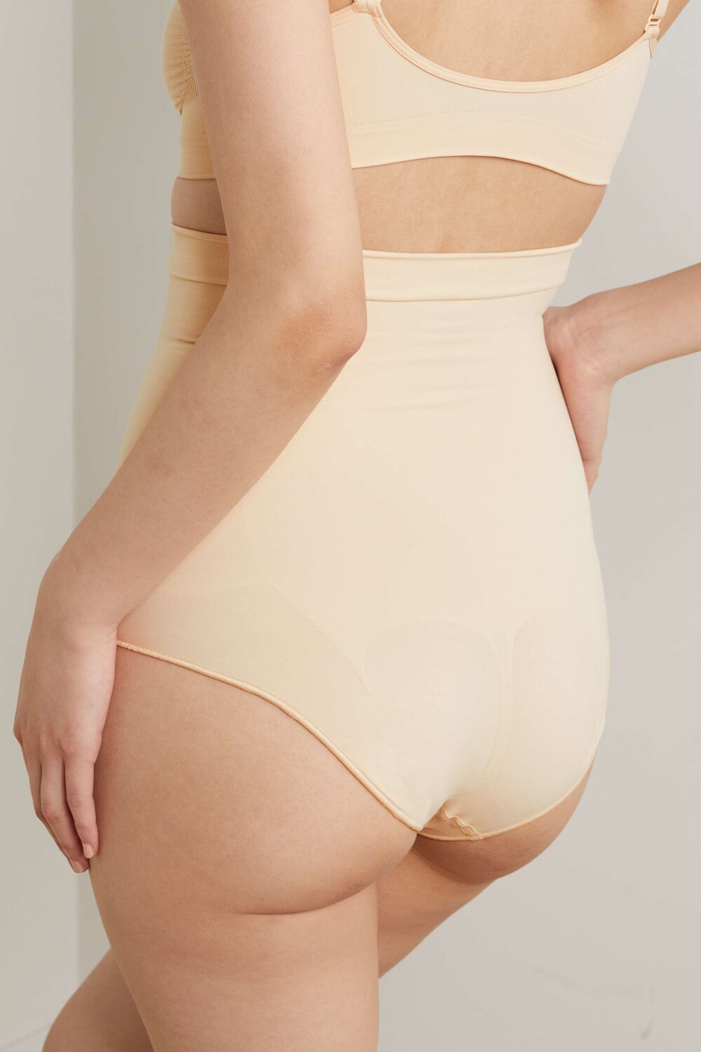 SKIMS Бесшовные трусы с высокой талией Sculpt - Песочный, бежевый
SKIMS Бесшовные трусы с высокой талией Sculpt - Песочный, бежевый