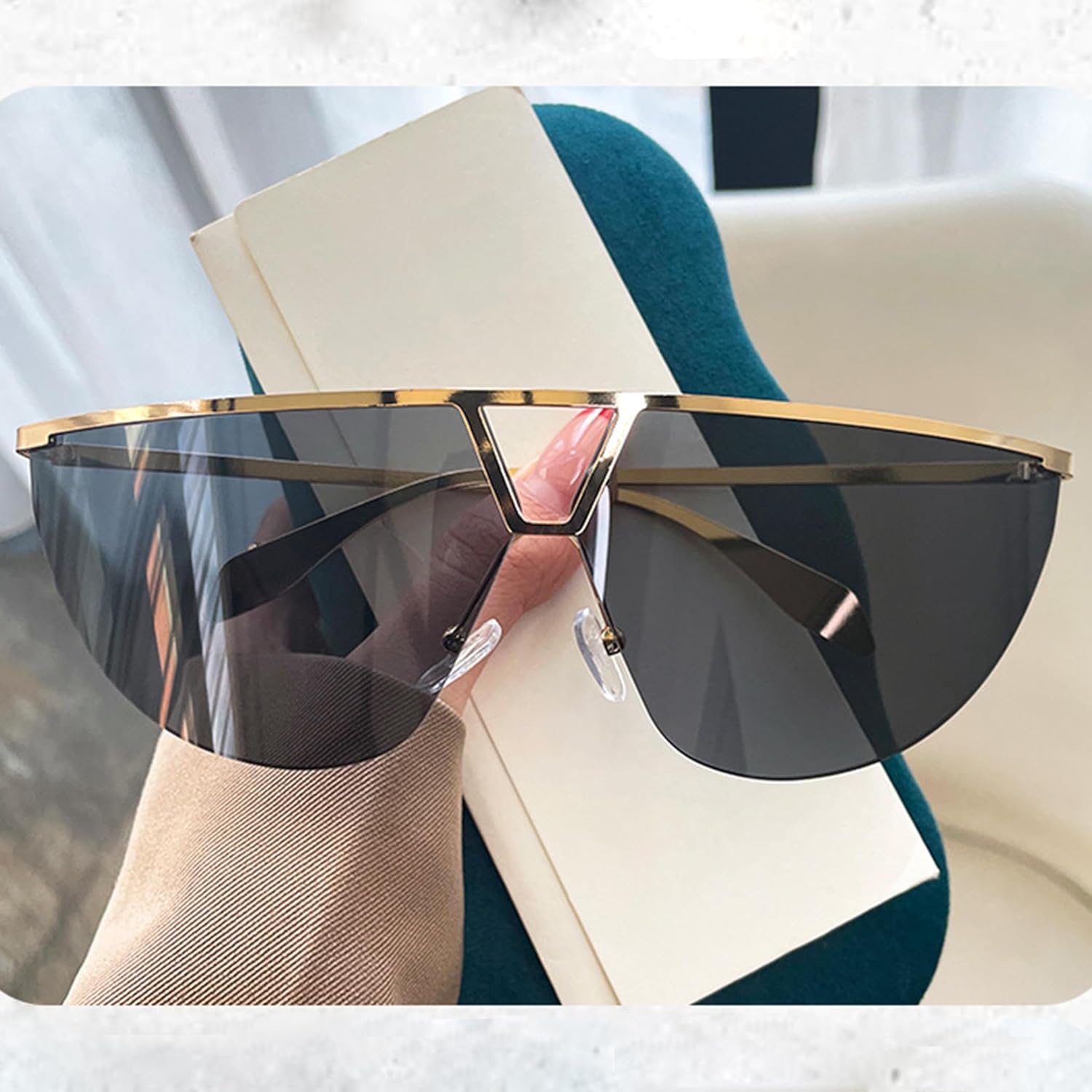 Солнцезащитные очки Bullabulling Y2K с обтекаемой формой для женщин и мужчин, солнцезащитные очки с плоской верхней частью, футуристические безрамочные солнцезащитные очки с градиентными линзами, Gold/Gray
Солнцезащитные очки Bullabulling Y2K с обтекаемой формой для женщин и мужчин, солнцезащитные очки с плоской верхней частью, футуристические безрамочные солнцезащитные очки с градиентными линзами, Gold/Gray