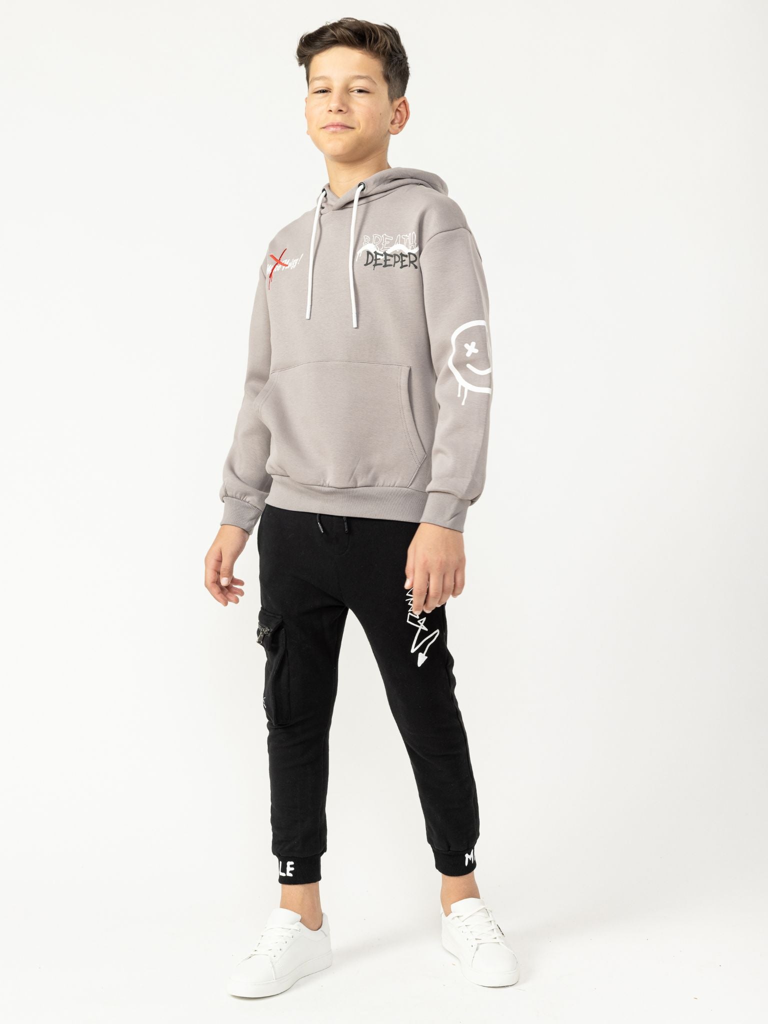 ГРАФИЧЕСКАЯ МОДНАЯ ТОЛСТОВКА С КАПЮШОНОМ Noizz, серый
ГРАФИЧЕСКАЯ МОДНАЯ ТОЛСТОВКА С КАПЮШОНОМ Noizz, серый