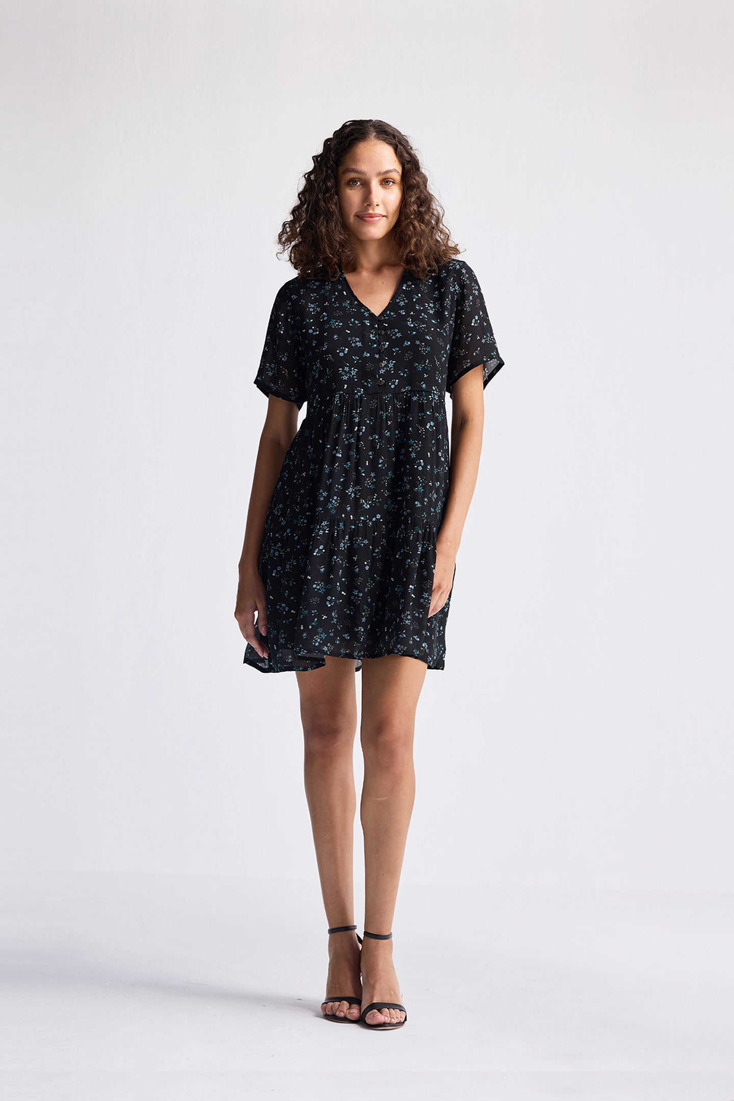 Короткое многоярусное платье с цветочным принтом темно-синего цвета Reistor
Короткое многоярусное платье с цветочным принтом темно-синего цвета Reistor