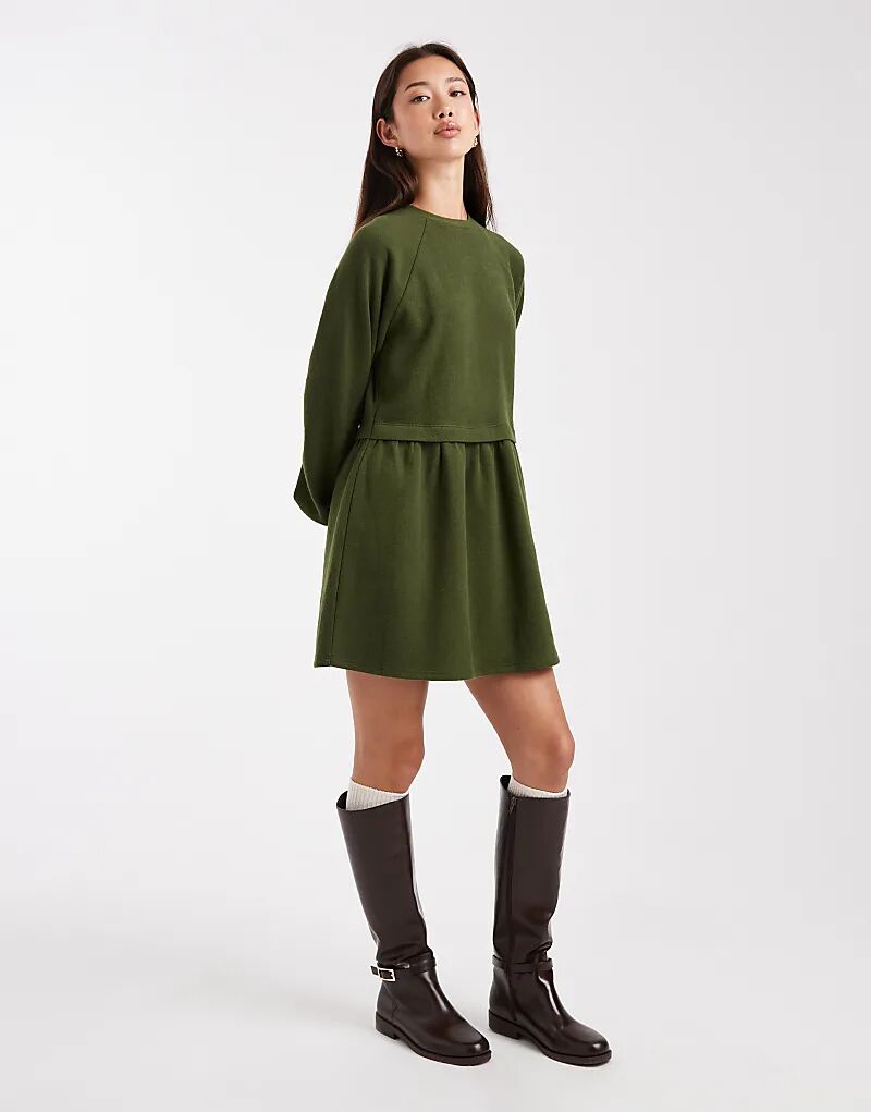 Платье-халат Miss Selfridge из супермягкой ткани с начесом оливкового цвета
Платье-халат Miss Selfridge из супермягкой ткани с начесом оливкового цвета