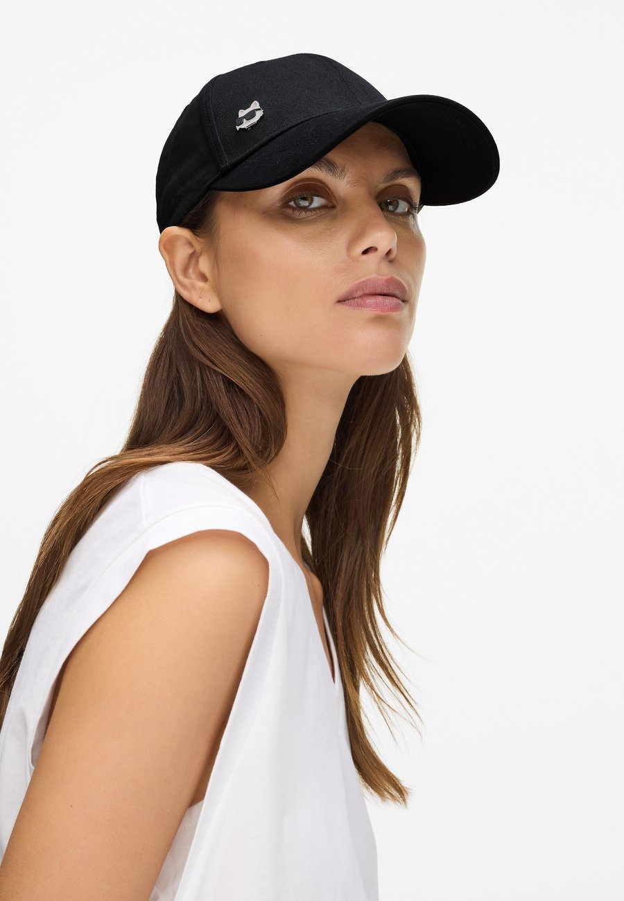 Бейсболка KARL LAGERFELD IKON CHOUPETTE, Black
Бейсболка KARL LAGERFELD IKON CHOUPETTE, Black