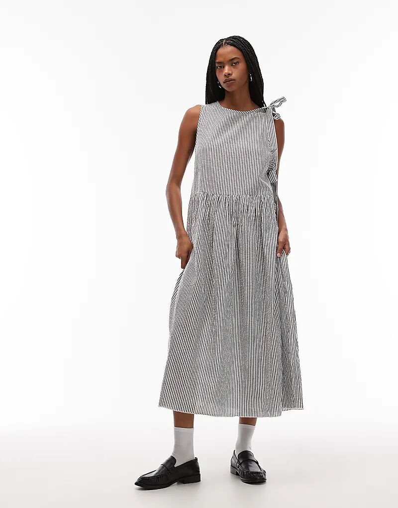 Платье миди COLLUSION с завязками и запахом в серо-белую полоску
Платье миди COLLUSION с завязками и запахом в серо-белую полоску
