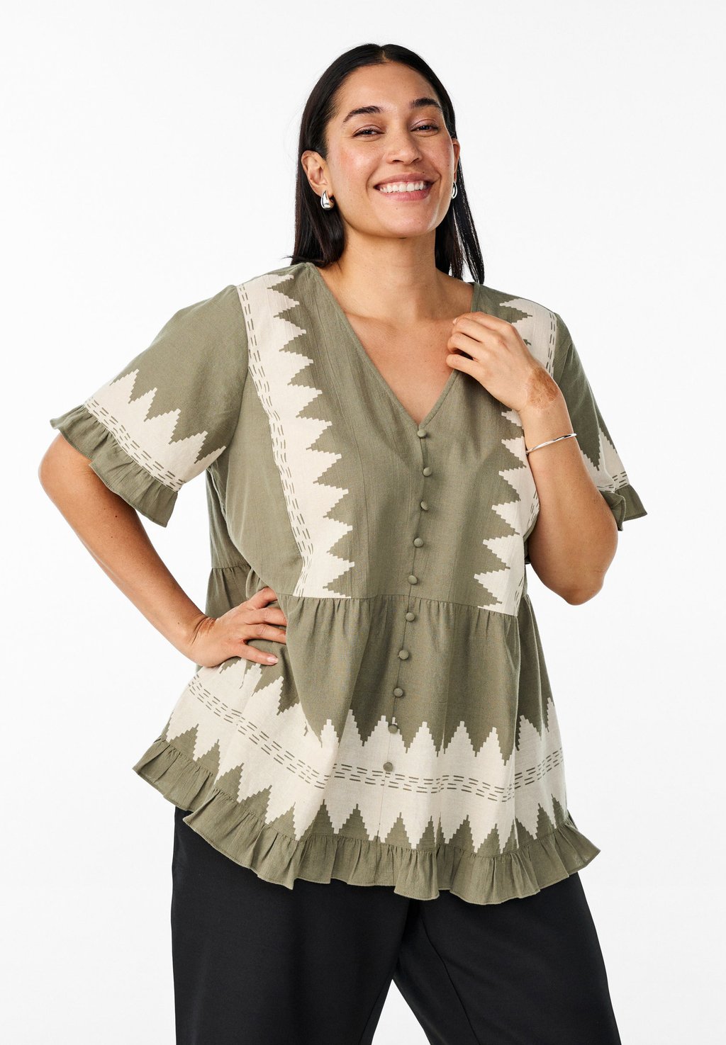 Блуза KURZE MIT RÜSCHEN UND GRAFIKMUSTER Zizzi, светло-зеленый 
Блуза KURZE MIT RÜSCHEN UND GRAFIKMUSTER Zizzi, светло-зеленый