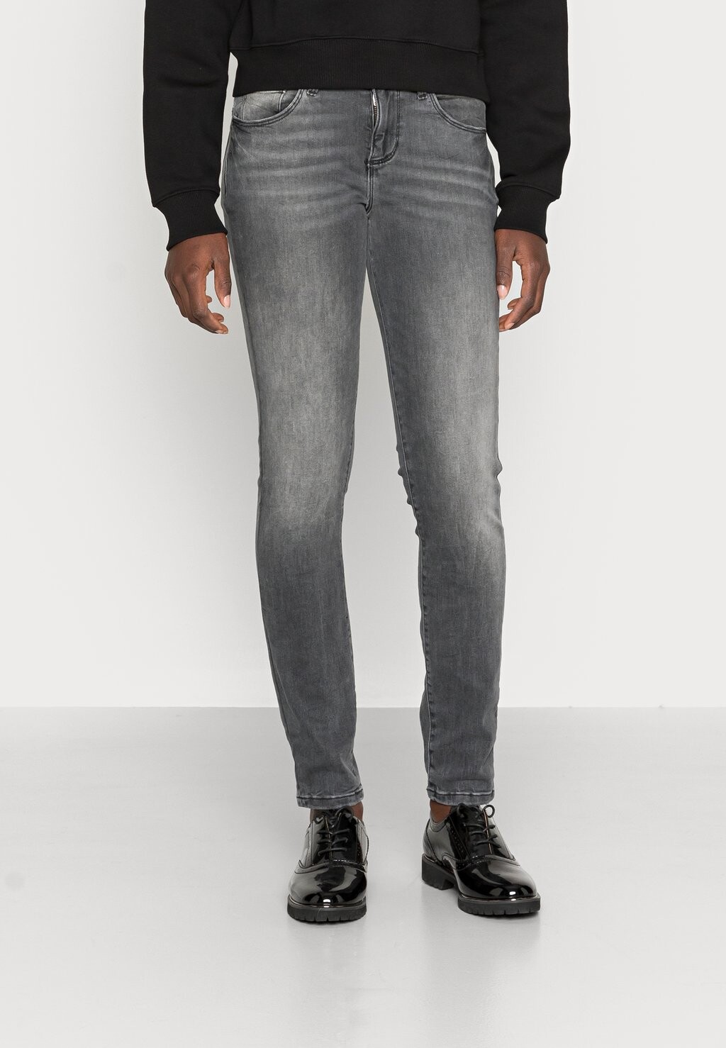 Джинсы скинни Guess
Джинсы скинни Guess