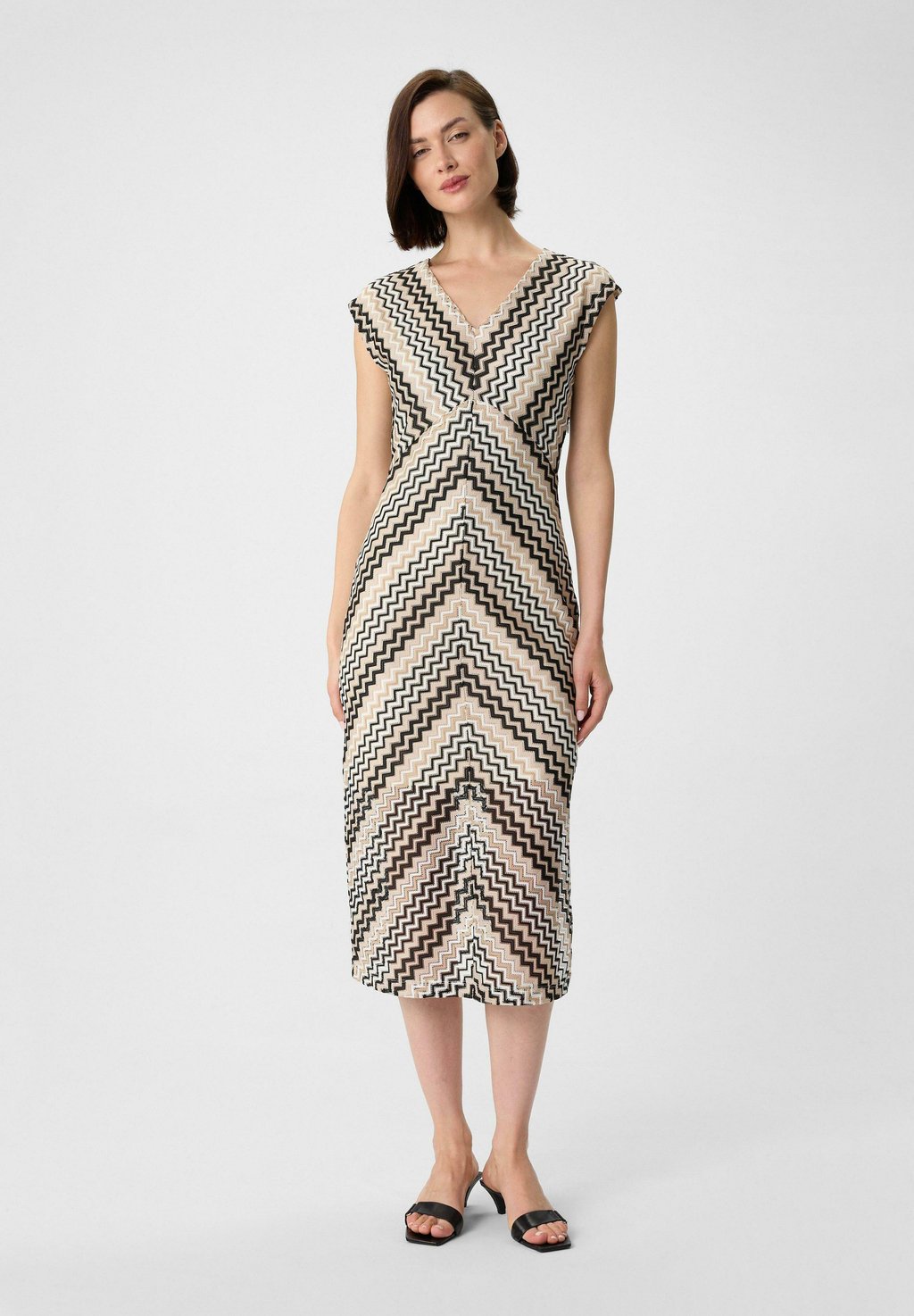 Повседневное платье MIDI MIT ÜBERSCHNITTENEN SCHULTERN comma, кремовый
Повседневное платье MIDI MIT ÜBERSCHNITTENEN SCHULTERN comma, кремовый