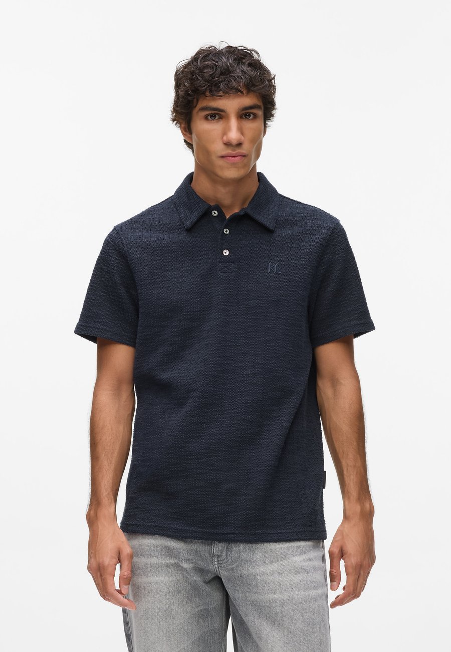 Поло KARL LAGERFELD BOUCLE, Peacoat/Dark Blue, Синий, Поло KARL LAGERFELD BOUCLE, Peacoat/Dark Blue
Поло KARL LAGERFELD BOUCLE, Peacoat/Dark Blue, Синий, Поло KARL LAGERFELD BOUCLE, Peacoat/Dark Blue