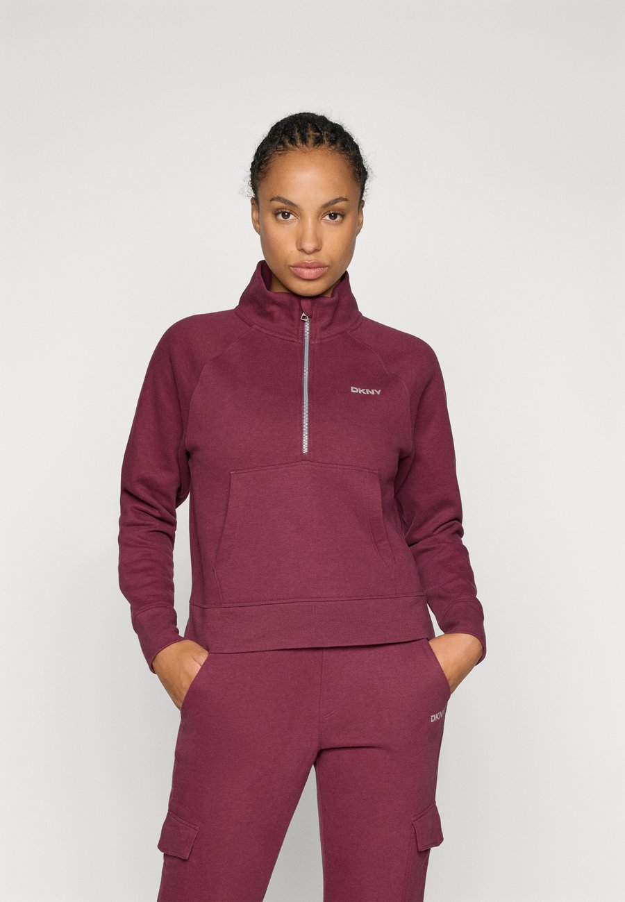 Толстовка DKNY MINI STUD LOGO HALF ZIP PULLOVER WITH POCKET, Syrah/Berry
Толстовка DKNY MINI STUD LOGO HALF ZIP PULLOVER WITH POCKET, Syrah/Berry