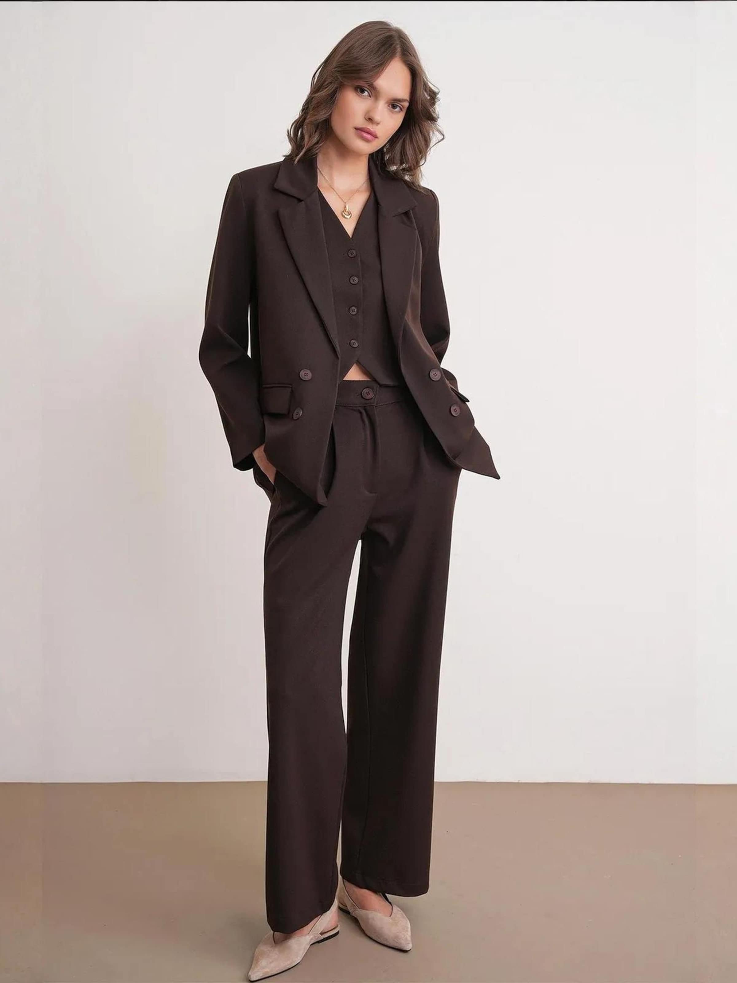 MixRay Широкие брюки со складками в темно-коричневом цвете
MixRay Широкие брюки со складками в темно-коричневом цвете