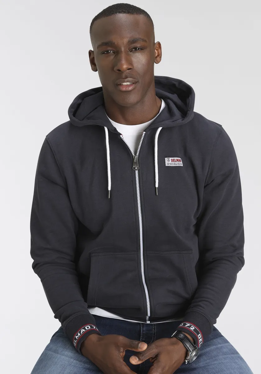 Толстовка DELMAO с капюшоном и контрастными молниями, синий
Толстовка DELMAO с капюшоном и контрастными молниями, синий