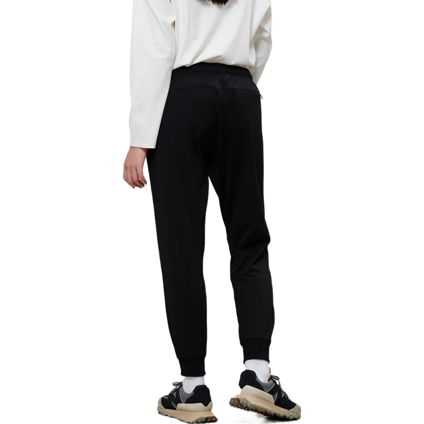 Трикотажные спортивные штаны мужские черные New Balance, черный
Трикотажные спортивные штаны мужские черные New Balance, черный