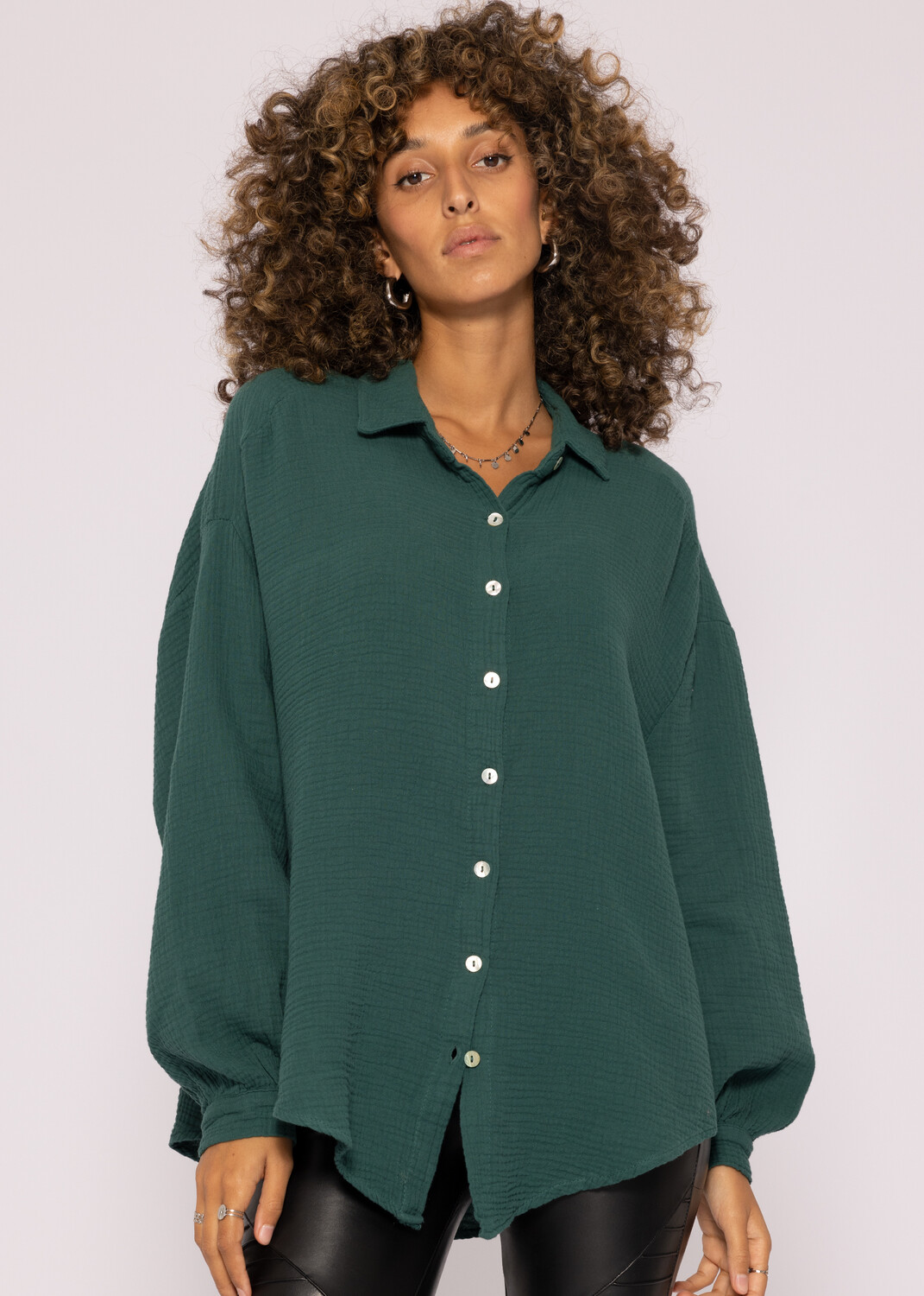 Блуза SASSYCLASSY Ultra Oversize Musselin nhemd kürzere Variante, темно-зеленый
Блуза SASSYCLASSY Ultra Oversize Musselin nhemd kürzere Variante, темно-зеленый