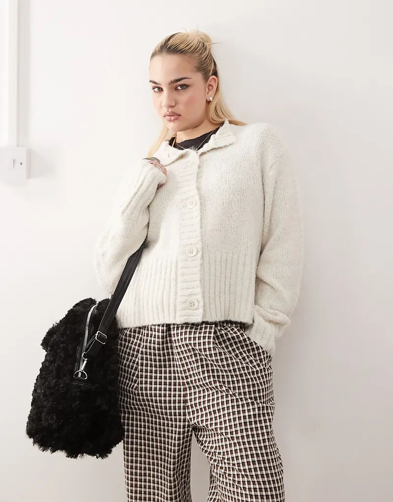 COLLUSION пушистый фактурный кардиган с круглым вырезом кремового цвета 
COLLUSION пушистый фактурный кардиган с круглым вырезом кремового цвета