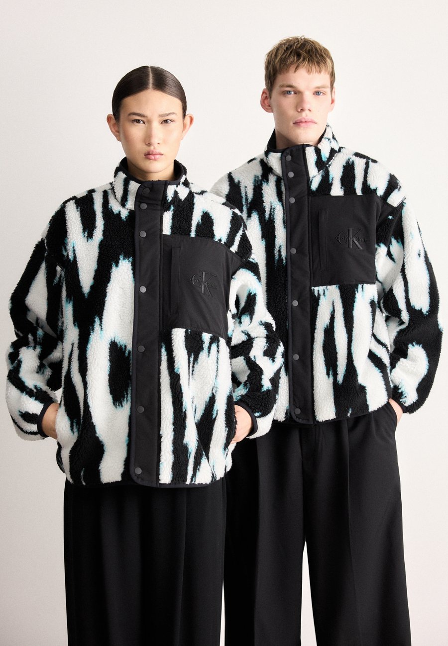 Флисовая куртка Calvin Klein Jeans JACKET UNISEX, Black
Флисовая куртка Calvin Klein Jeans JACKET UNISEX, Black