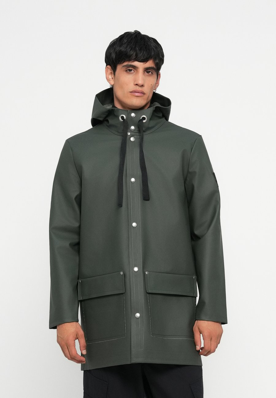 Куртка Stutterheim STUTTERHEIM X LYLE & SCOTT JACKET, Green/Khaki
Куртка Stutterheim STUTTERHEIM X LYLE & SCOTT JACKET, Green/Khaki