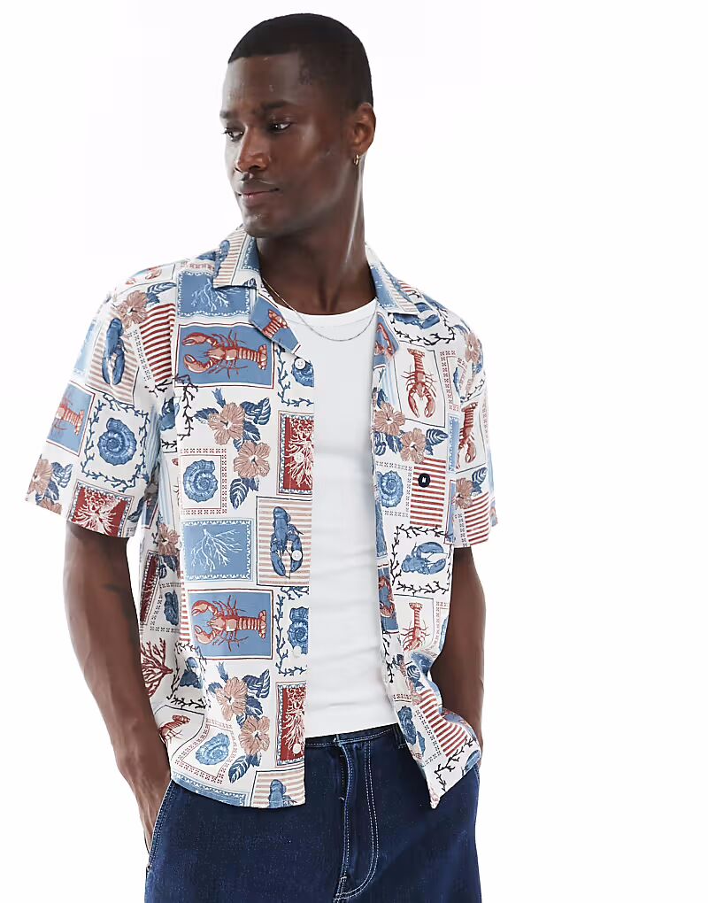 Текстурированная рубашка с короткими рукавами Hollister с принтом в виде омаров и коллажа
Текстурированная рубашка с короткими рукавами Hollister с принтом в виде омаров и коллажа