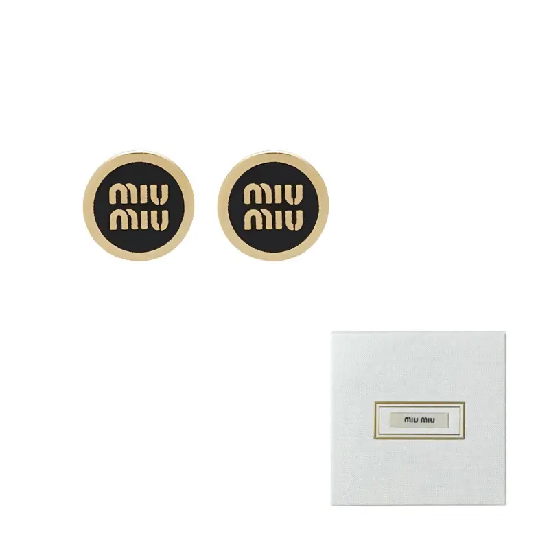 Логотип с тиснением серьги-гвоздики MIU MIU
Логотип с тиснением серьги-гвоздики MIU MIU