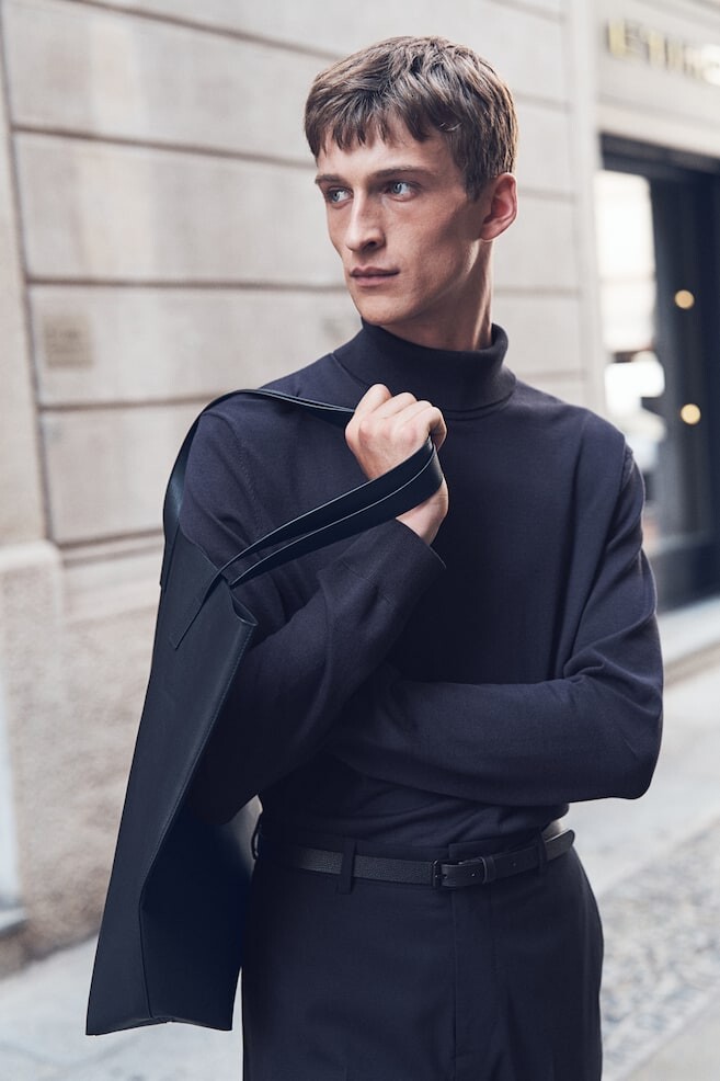 Свитер тонкой вязки с воротником узкой вязки H&M, синий
Свитер тонкой вязки с воротником узкой вязки H&M, синий