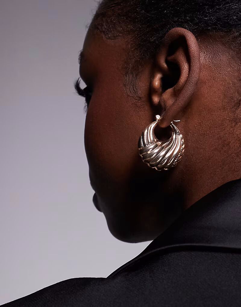 Эксклюзивные ребристые серьги-кольца из золота Kaiia
Эксклюзивные ребристые серьги-кольца из золота Kaiia