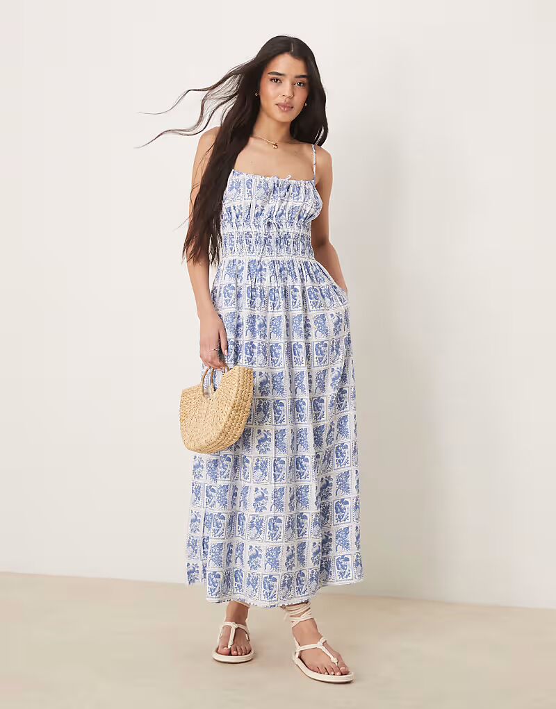 Платье макси Abercrombie & Fitch струящейся расцветки с синим принтом
Платье макси Abercrombie & Fitch струящейся расцветки с синим принтом