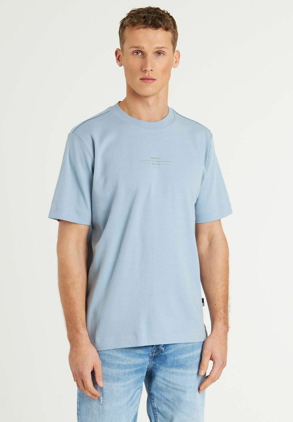 Футболка с принтом DOT CHASIN', светло-голубой
Футболка с принтом DOT CHASIN', светло-голубой