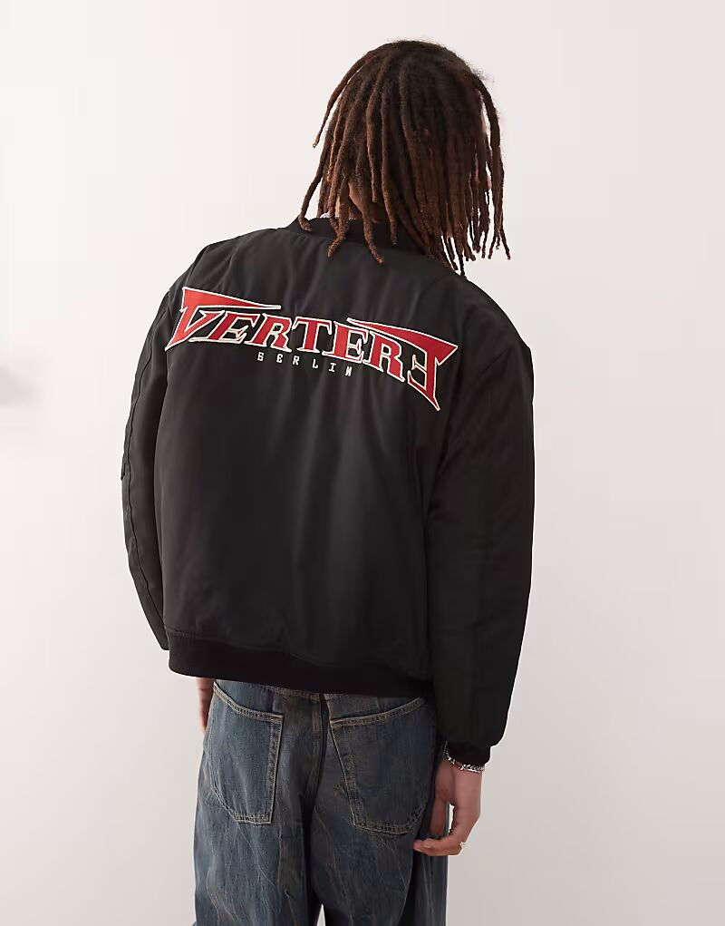 Утепленная куртка-бомбер Vertere Berlin с вышитым логотипом черного цвета, Черный, Утепленная куртка-бомбер Vertere Berlin с вышитым логотипом черного цвета
Утепленная куртка-бомбер Vertere Berlin с вышитым логотипом черного цвета, Черный, Утепленная куртка-бомбер Vertere Berlin с вышитым логотипом черного цвета