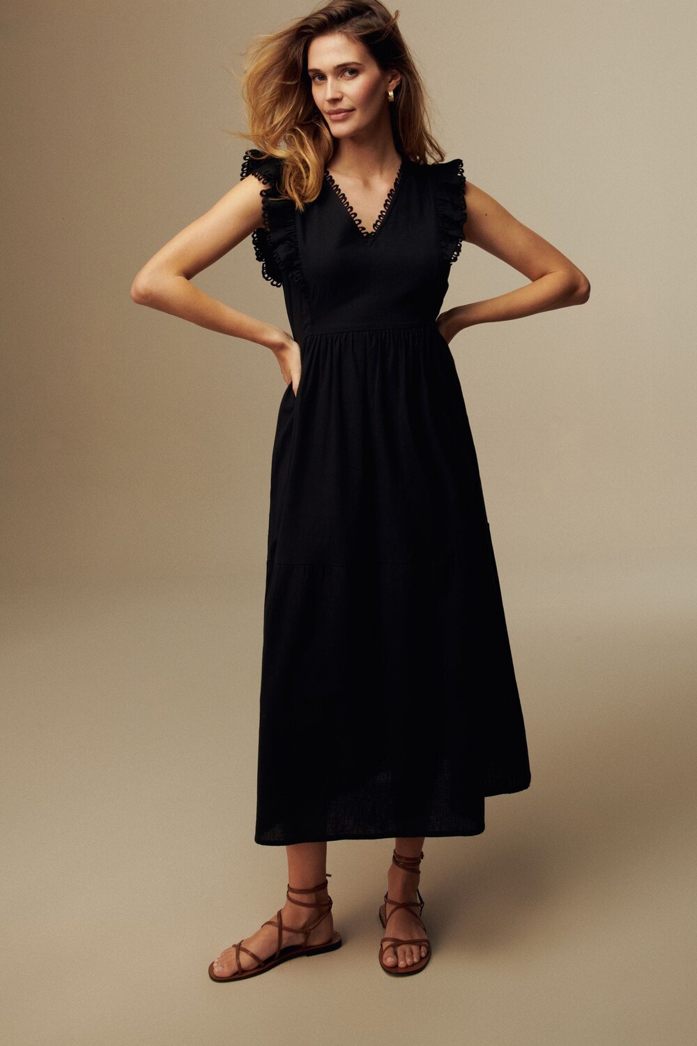 Платье миди из смесового льна с кружевной отделкой Laura Ashley, черный
Платье миди из смесового льна с кружевной отделкой Laura Ashley, черный