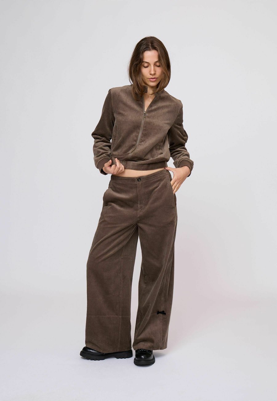 Брюки Odd Molly NEHL, Silver Brown/Brown
Брюки Odd Molly NEHL, Silver Brown/Brown