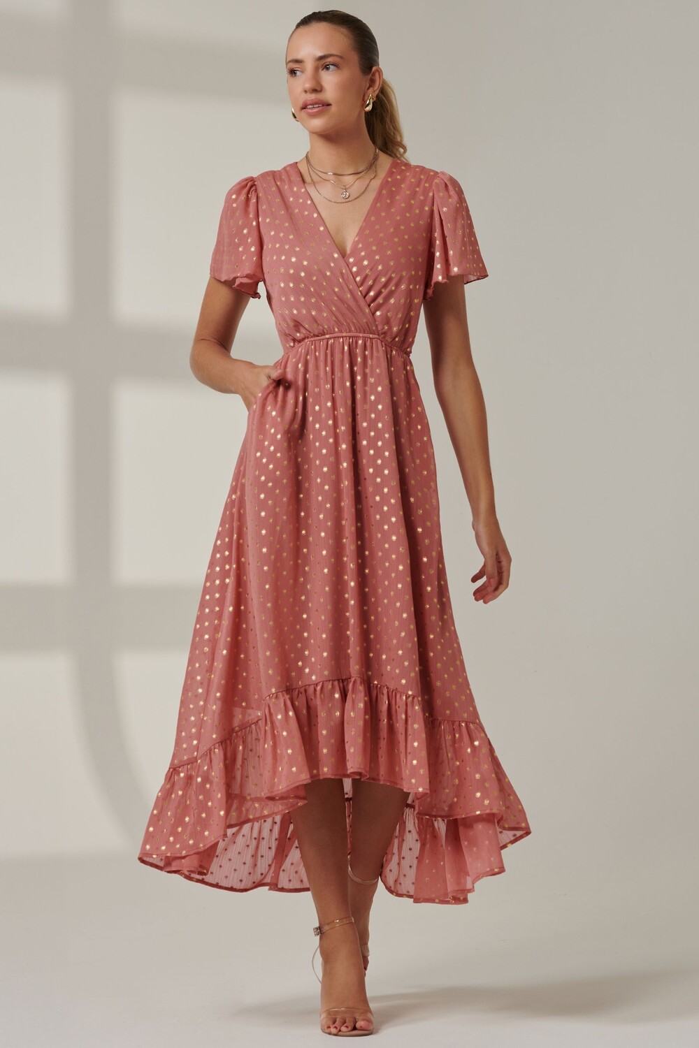 Платье макси с рукавами ангелочками и металлическим эффектом Jolie Moi, розовый 
Платье макси с рукавами ангелочками и металлическим эффектом Jolie Moi, розовый