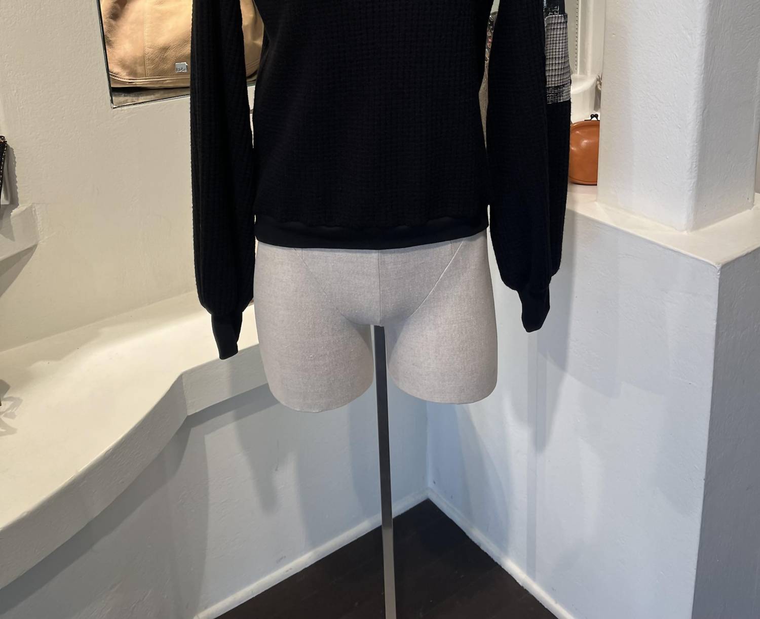 Клетчатый вафельный свитер черного цвета Multi NY 77 DESIGN 
Клетчатый вафельный свитер черного цвета Multi NY 77 DESIGN