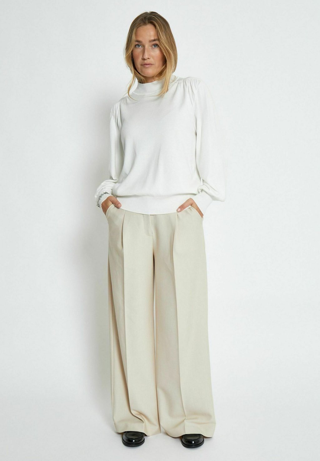 Джемпер MOCK NECK Minus, белый
Джемпер MOCK NECK Minus, белый